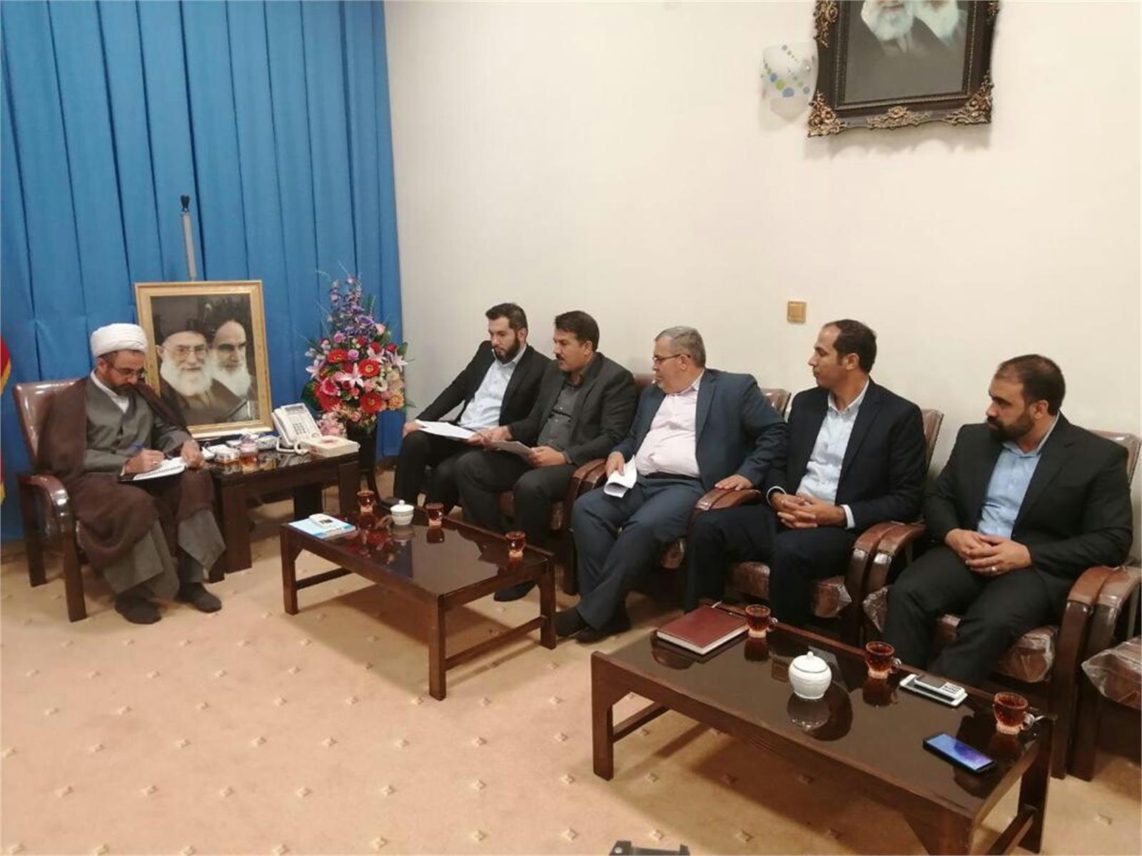 نشست مدیر طرح آبادانی و پیشرفت بنیاد علوی در ملکشاهی با امام جمعه ایلام